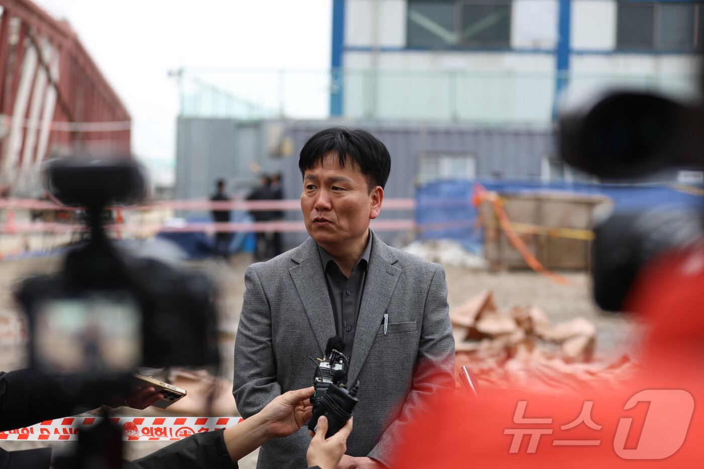 본문 이미지 - 16일 박동성 광주경찰청 형사기동대장이 4명이 숨진 서구 치평동 광주 대표도서관 공사현장에서 브리핑하고 있다.(광주경찰청 제공. 재판매 및 DB 금지) 2025.12.16/뉴스1 