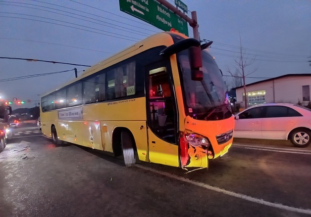 청주 한 사거리서 통학버스 등 3대 충돌…운전자 2명 이송