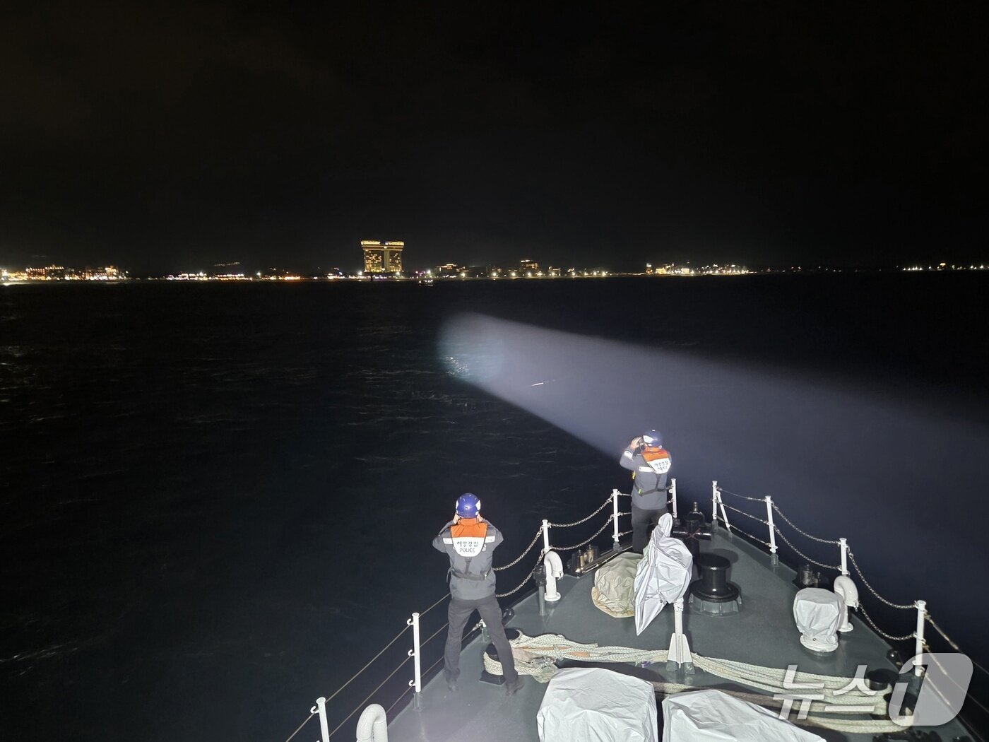 본문 이미지 - 16일 강원 강릉 경포해변에서 발생한 해상 실종자 야간 수색 중인 강릉해경.(강릉해경 제공, 재판매 및 DB 금지) 2025.12.16/뉴스1