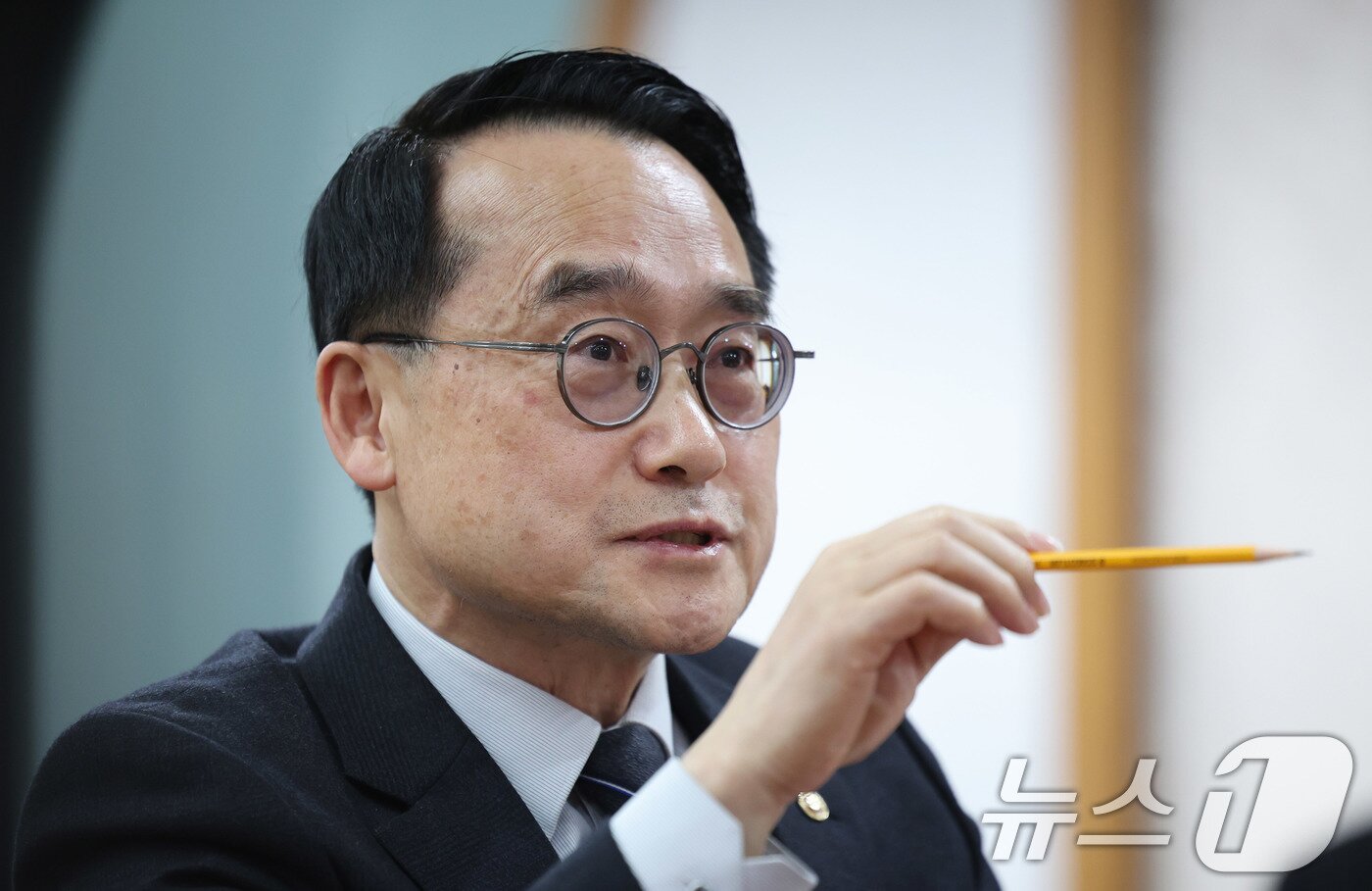 본문 이미지 - 허철훈 중앙선거관리위원회 사무총장이 16일 경기 과천시 중앙선거관리위원회에서 뉴스1과 인터뷰를 하고 있다. 2025.12.16/뉴스1 ⓒ News1 박지혜 기자