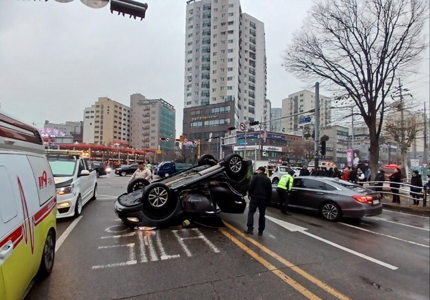 인천 교차로서 SUV 전복…1세 남아 등 4명 부상