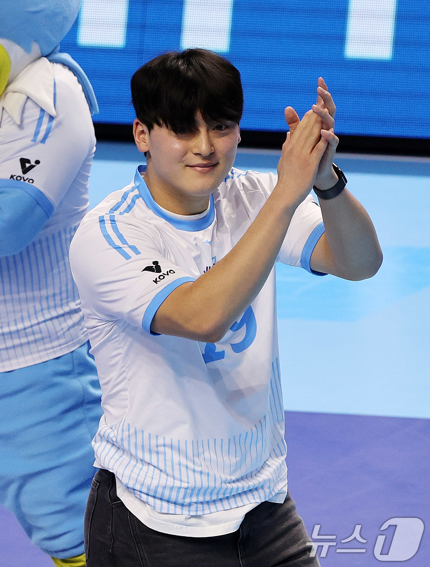 (인천=뉴스1) 박지혜 기자 = 16일 인천 계양체육관에서 열린 진에어 2025-26 V리그 현대캐피탈과 대한항공의 경기에 앞서 SSG 조병현이 시투를 한 뒤 박수치고 있다. 20 …