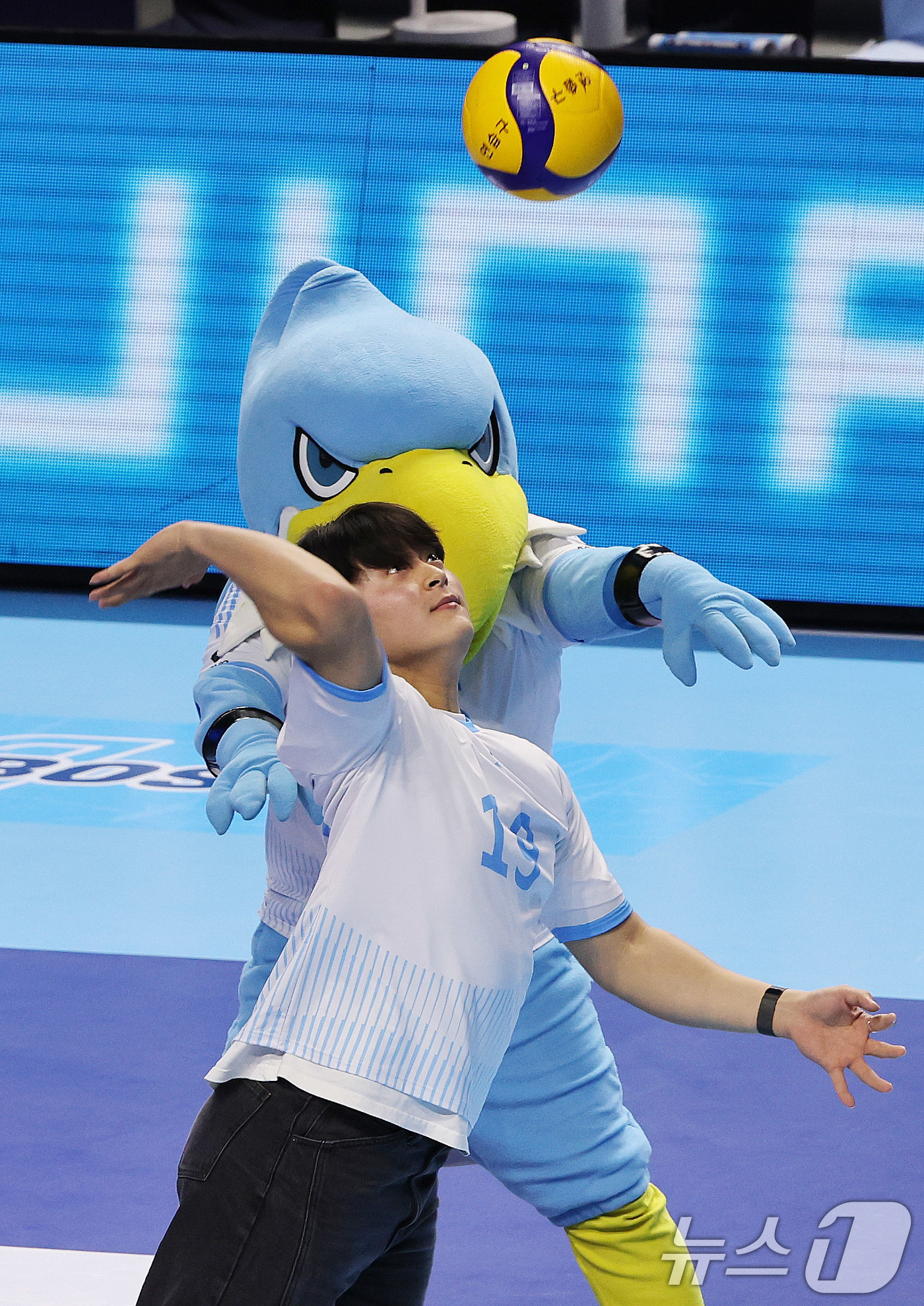 (인천=뉴스1) 박지혜 기자 = 16일 인천 계양체육관에서 열린 진에어 2025-26 V리그 현대캐피탈과 대한항공의 경기에 앞서 SSG 조병현이 시투하고 있다. 2025.12.16 …