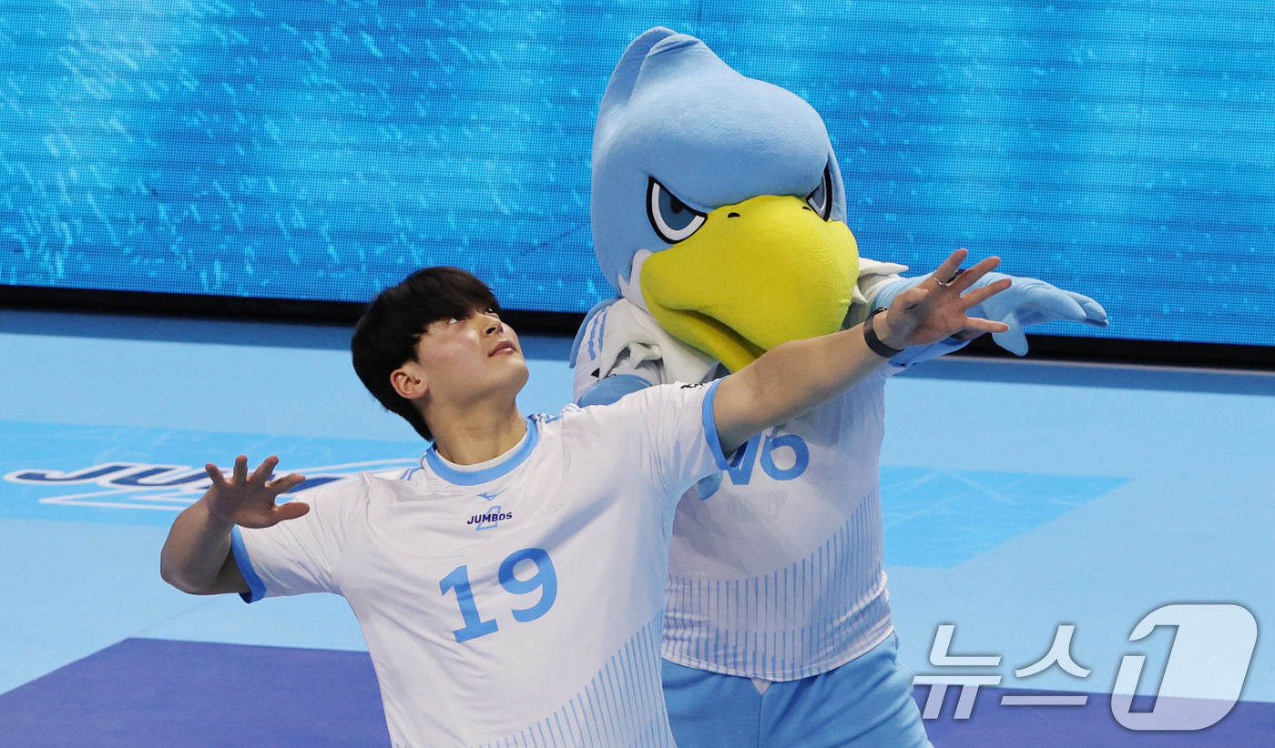 (인천=뉴스1) 박지혜 기자 = 16일 인천 계양체육관에서 열린 진에어 2025-26 V리그 현대캐피탈과 대한항공의 경기에 앞서 SSG 조병현이 시투하고 있다. 2025.12.16 …