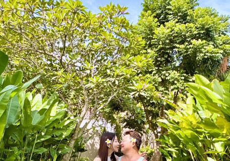 윤정수♥원진서, 달달 입맞춤 포즈…발리 신혼여행 사진 공개