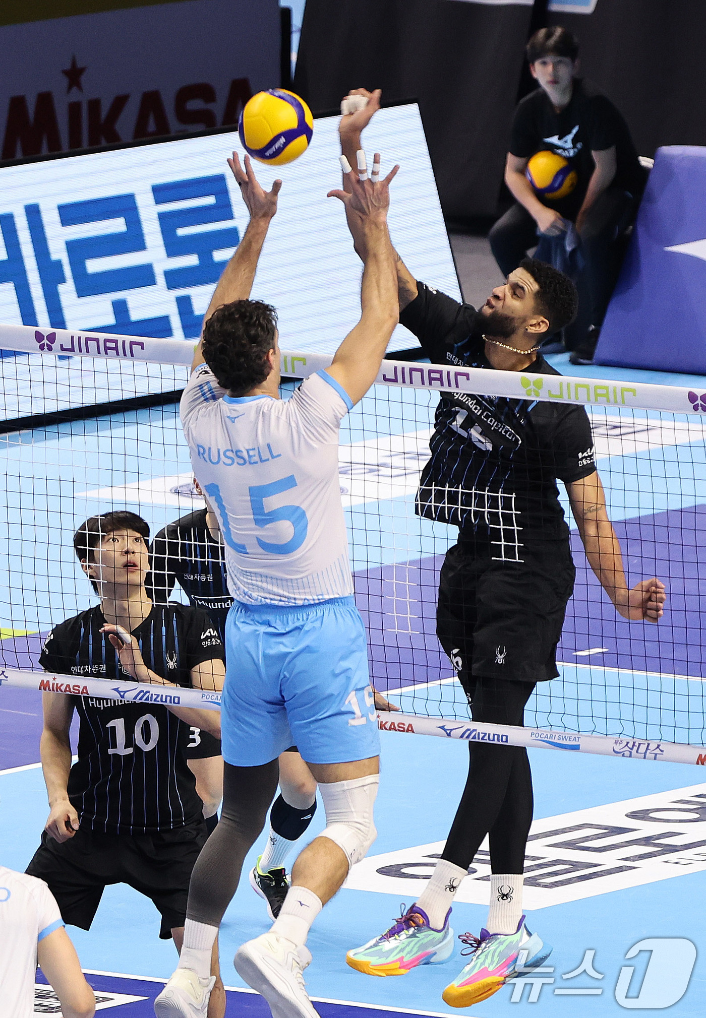 (인천=뉴스1) 박지혜 기자 = 현대캐피탈 레오가 16일 인천 계양체육관에서 열린 진에어 2025-26 V리그 현대캐피탈과 대한항공의 경기에서 공격을 시도하고 있다. 2025.12 …