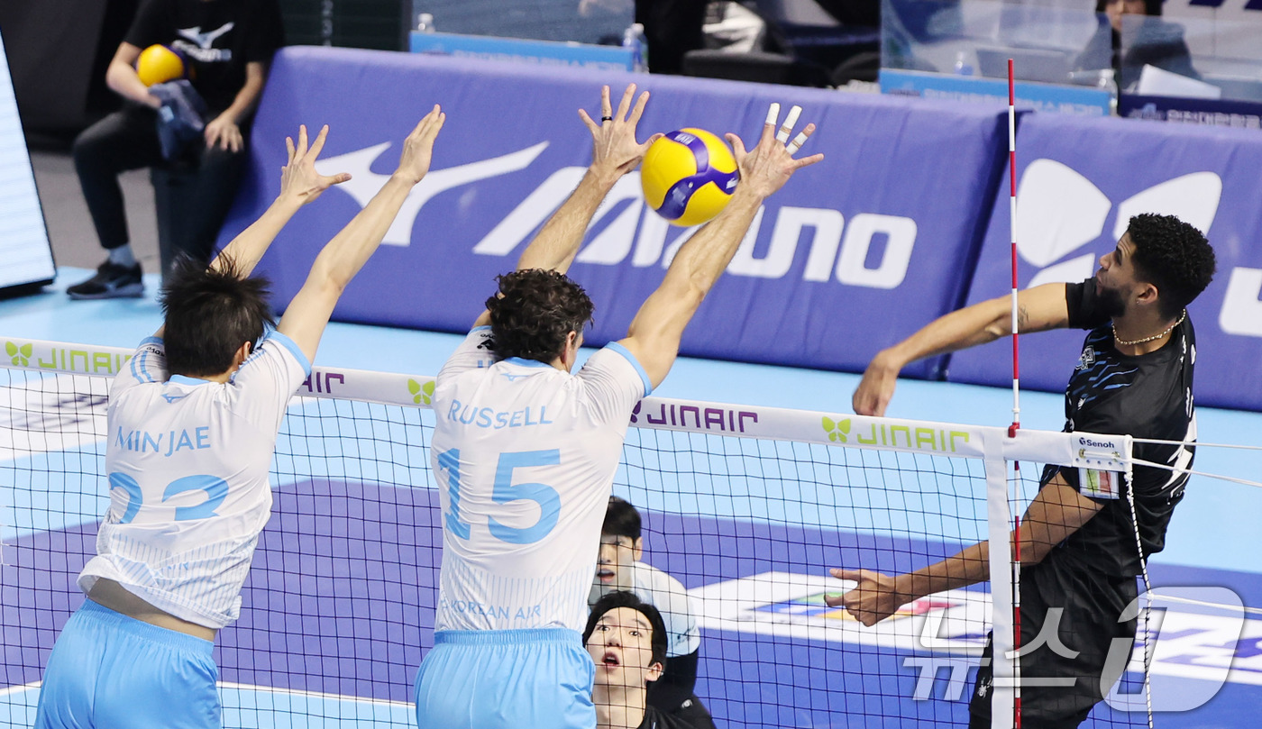 (인천=뉴스1) 박지혜 기자 = 현대캐피탈 레오가 16일 인천 계양체육관에서 열린 진에어 2025-26 V리그 현대캐피탈과 대한항공의 경기에서 공격을 시도하고 있다. 2025.12 …