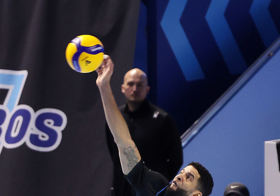 서브 넣는 레오