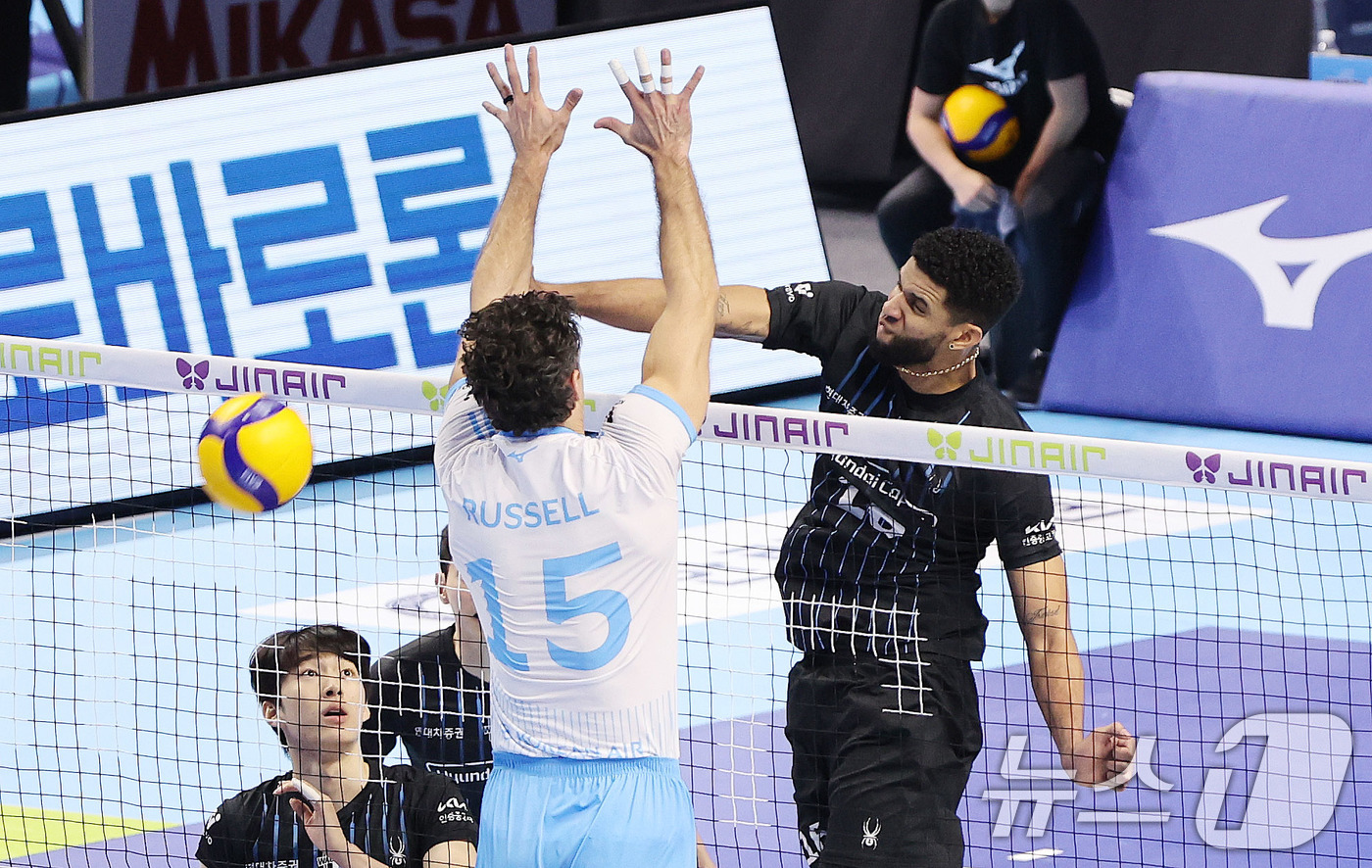 (인천=뉴스1) 박지혜 기자 = 현대캐피탈 레오가 16일 인천 계양체육관에서 열린 진에어 2025-26 V리그 현대캐피탈과 대한항공의 경기에서 공격을 시도하고 있다. 2025.12 …