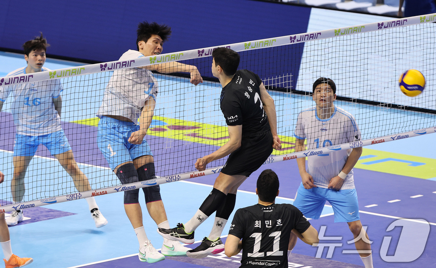 (인천=뉴스1) 박지혜 기자 = 대한항공 김규민이 16일 인천 계양체육관에서 열린 진에어 2025-26 V리그 현대캐피탈과 대한항공의 경기에서 공격을 시도하고 있다. 2025.12 …