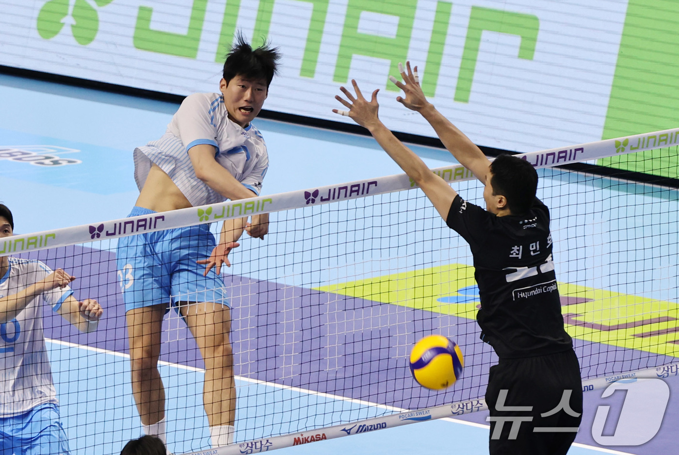 (인천=뉴스1) 박지혜 기자 = 대한항공 김민재가 16일 인천 계양체육관에서 열린 진에어 2025-26 V리그 현대캐피탈과 대한항공의 경기에서 공격을 시도하고 있다. 2025.12 …