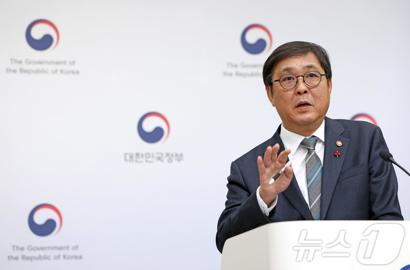 (서울=뉴스1) = 최휘영 문화체육관광부 장관이 16일 세종시 정부세종청사 중앙동 브리핑실에서 2026년도 문화체육관광부 업무보고 관련 브리핑을 하고 있다.(문체부 제공. 재판매 …