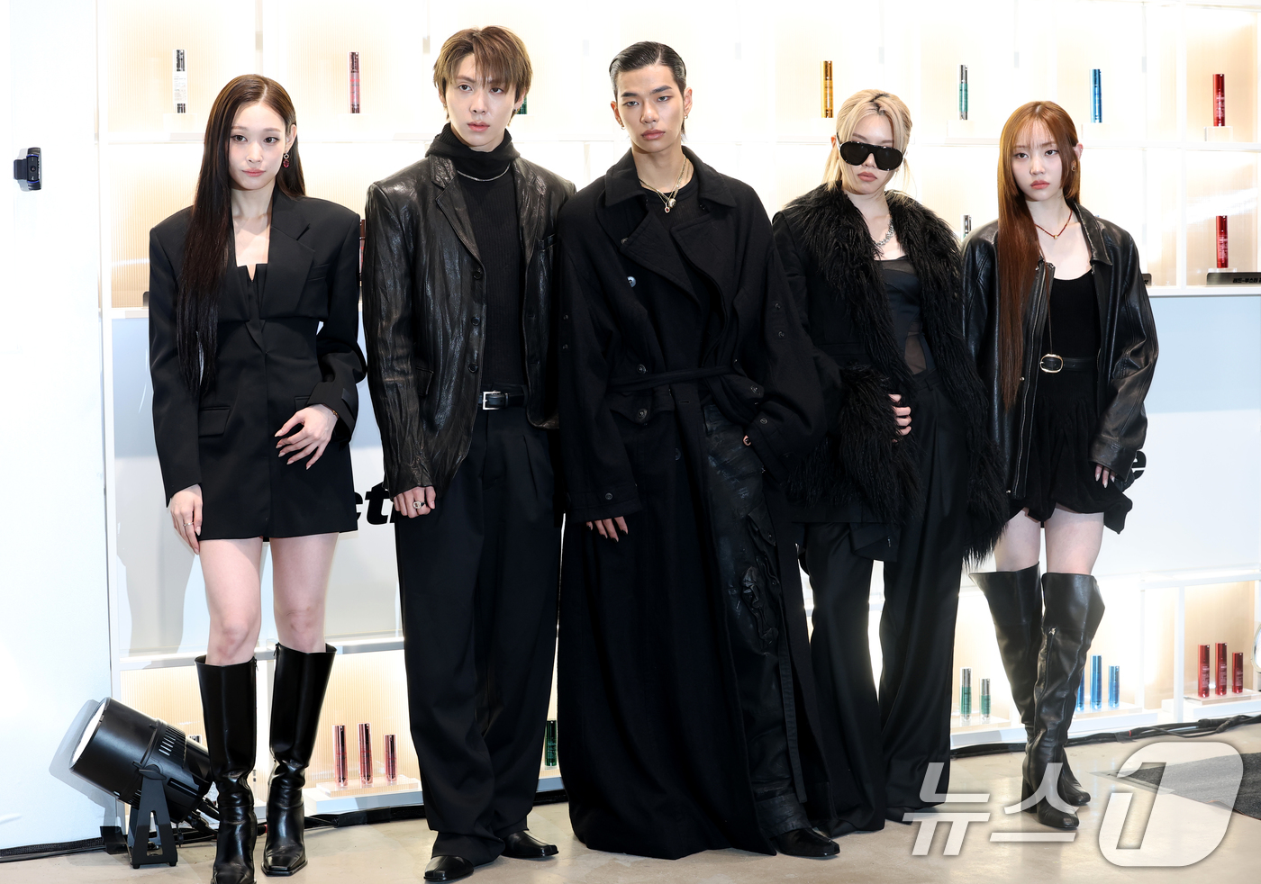 (서울=뉴스1) 권현진 기자 = 올데이프로젝트 애니(왼쪽부터)와 우찬, 타잔, 베일리, 영서가 16일 서울 성동구 스테이지35에서 열린 브이티 코스메틱(VT Cosmetics) 팝 …