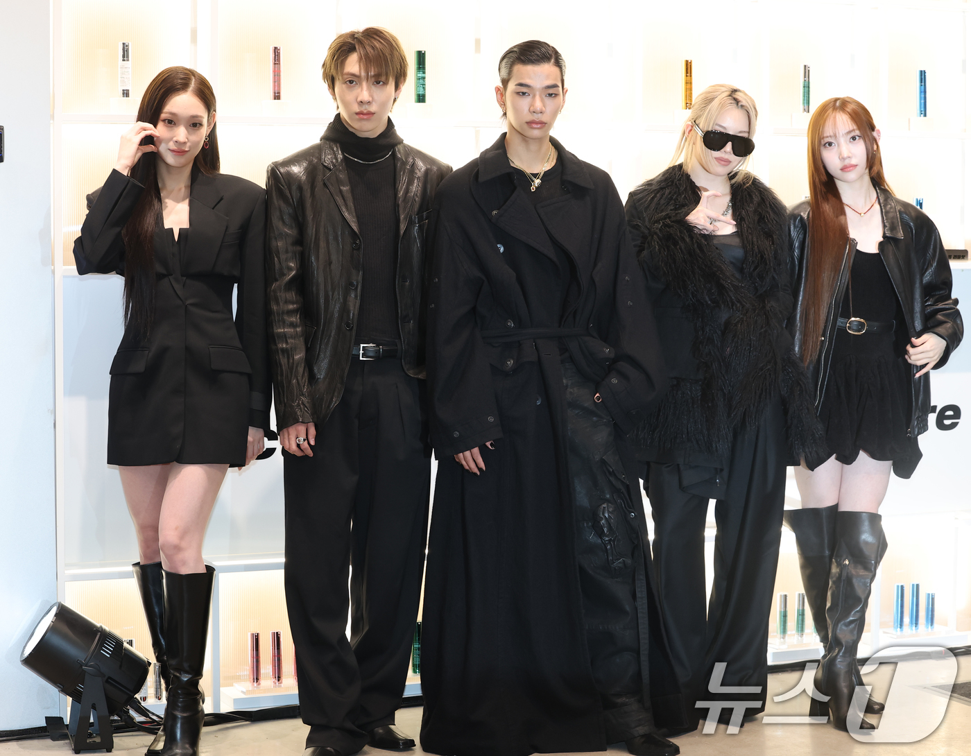 (서울=뉴스1) 권현진 기자 = 올데이프로젝트 애니(왼쪽부터)와 우찬, 타잔, 베일리, 영서가 16일 서울 성동구 스테이지35에서 열린 브이티 코스메틱(VT Cosmetics) 팝 …
