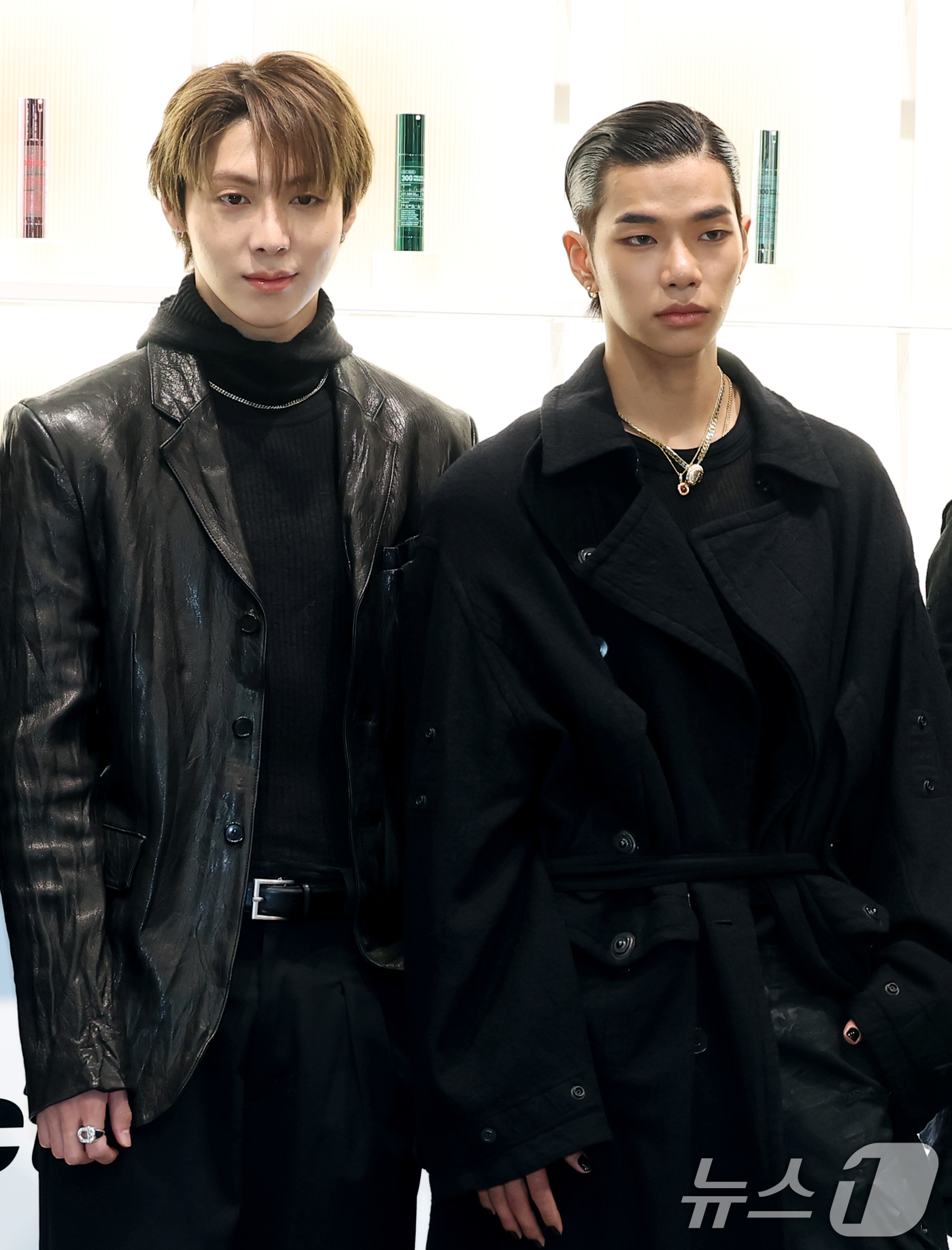 (서울=뉴스1) 권현진 기자 = 올데이프로젝트 우찬과 타잔(오른쪽)이 16일 서울 성동구 스테이지35에서 열린 브이티 코스메틱(VT Cosmetics) 팝업스토어 오픈 기념 프리뷰 …