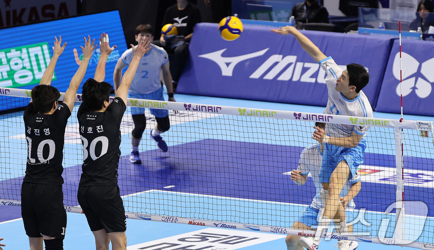 (인천=뉴스1) 박지혜 기자 = 대한항공 정지석이 16일 인천 계양체육관에서 열린 진에어 2025-26 V리그 현대캐피탈과 대한항공의 경기에서 공격을 시도하고 있다. 2025.12 …