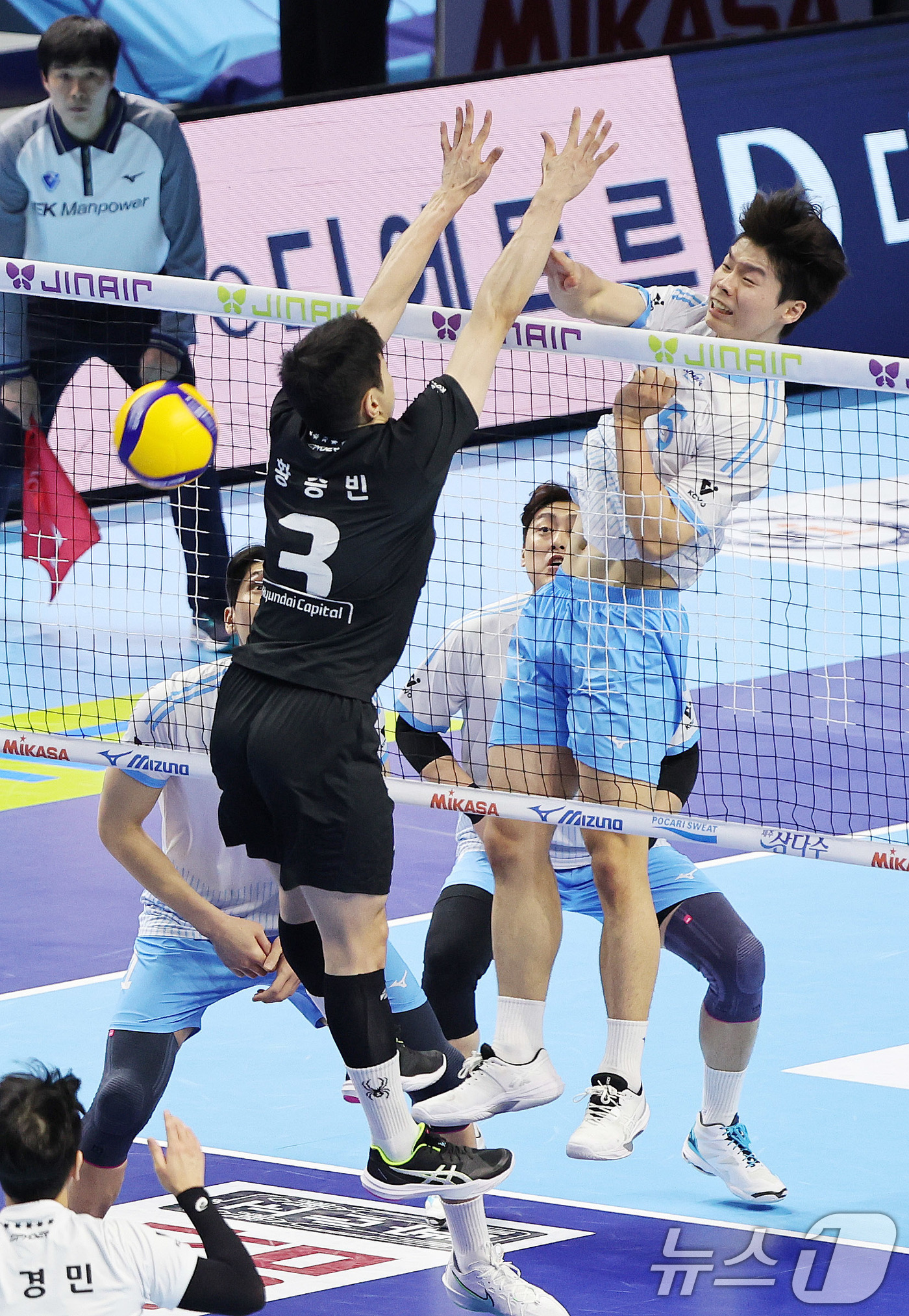 (인천=뉴스1) 박지혜 기자 = 대한항공 정한용이 16일 인천 계양체육관에서 열린 진에어 2025-26 V리그 현대캐피탈과 대한항공의 경기에서 공격을 시도하고 있다. 2025.12 …
