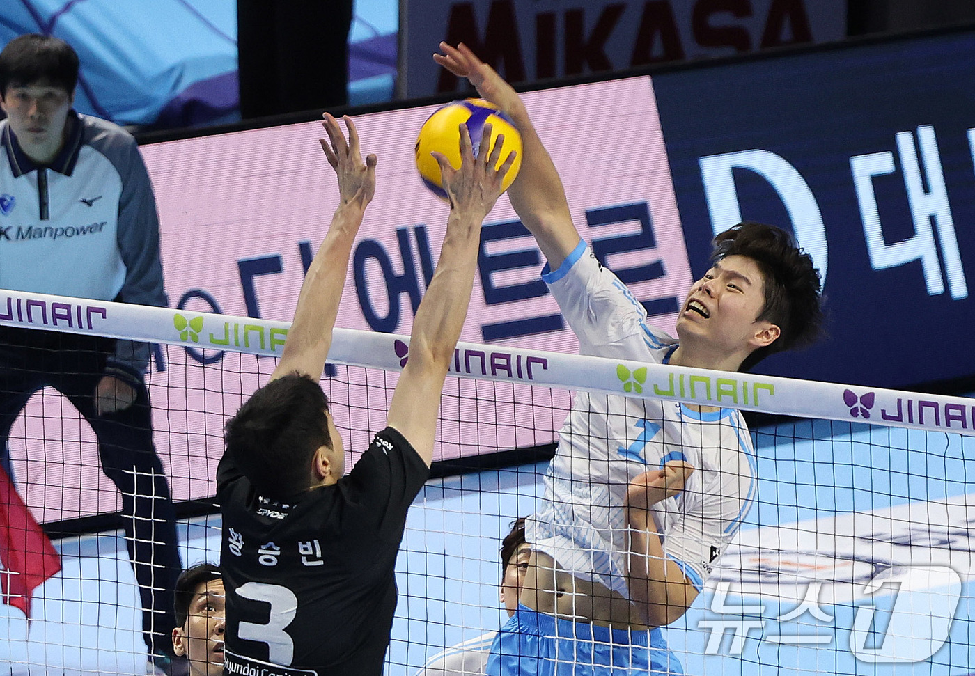 (인천=뉴스1) 박지혜 기자 = 대한항공 정한용이 16일 인천 계양체육관에서 열린 진에어 2025-26 V리그 현대캐피탈과 대한항공의 경기에서 공격을 시도하고 있다. 2025.12 …