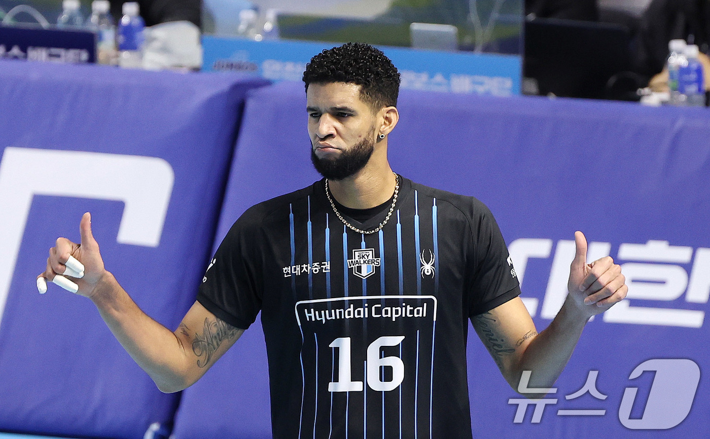 (인천=뉴스1) 박지혜 기자 = 현대캐피탈 레오가 16일 인천 계양체육관에서 열린 진에어 2025-26 V리그 현대캐피탈과 대한항공의 경기에서 득점 성공 후 엄지를 들고 있다. 2 …