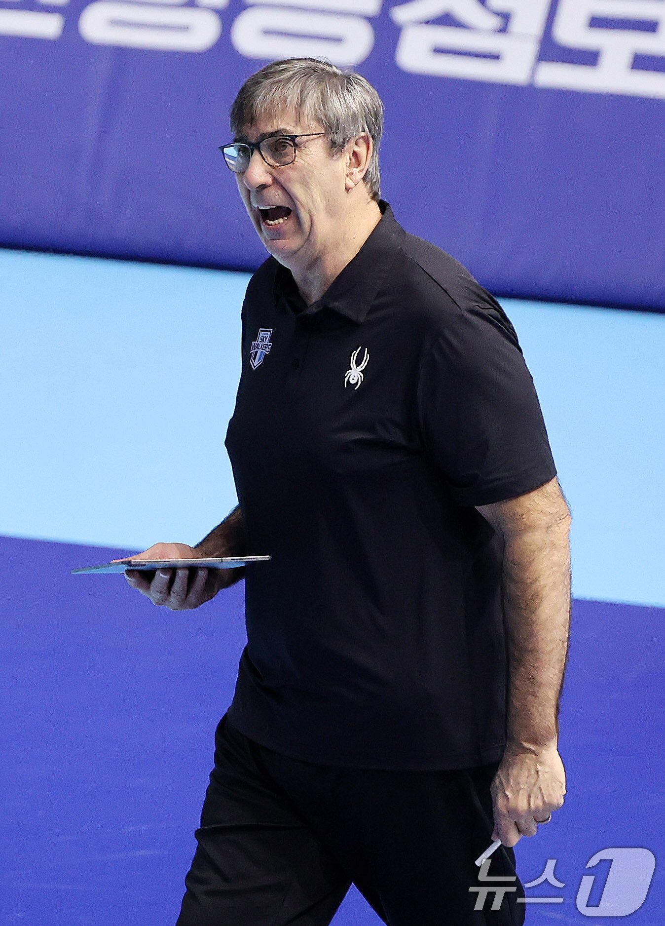 본문 이미지 - 필립 블랑 현대캐피탈 감독이 16일 인천 계양체육관에서 열린 진에어 2025-26 V리그 현대캐피탈과 대한항공의 경기에서 작전지시를 하고 있다. 2025.12.16/뉴스1 ⓒ News1 박지혜 기자