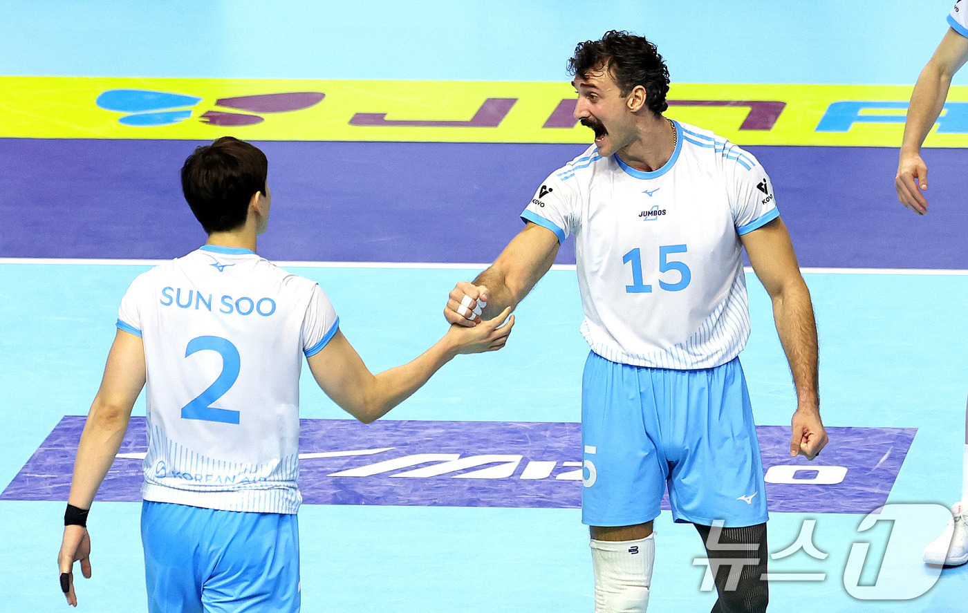 (인천=뉴스1) 박지혜 기자 = 대한항공 러셀이 16일 인천 계양체육관에서 열린 진에어 2025-26 V리그 현대캐피탈과 대한항공의 경기에서 승리를 거둔 뒤 기뻐하고 있다. 202 …