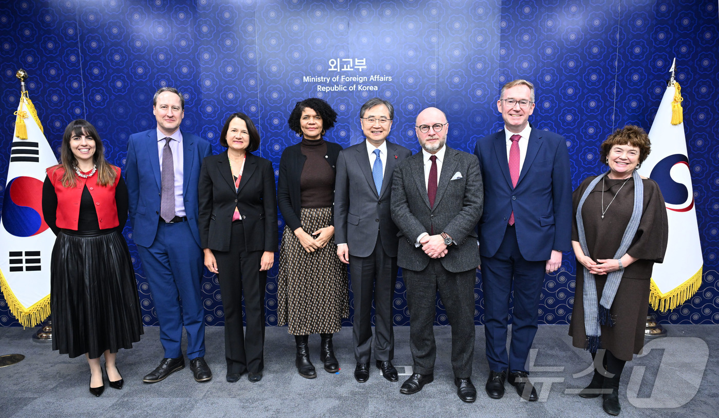 (서울=뉴스1) = 조현 외교부장관이 16일 서울 종로구 정부서울청사에서 영국 정재계 고위급 대표단과 기념촬영을 하고 있다. (외교부 제공. 재판매 및 DB 금지) 2025.12. …