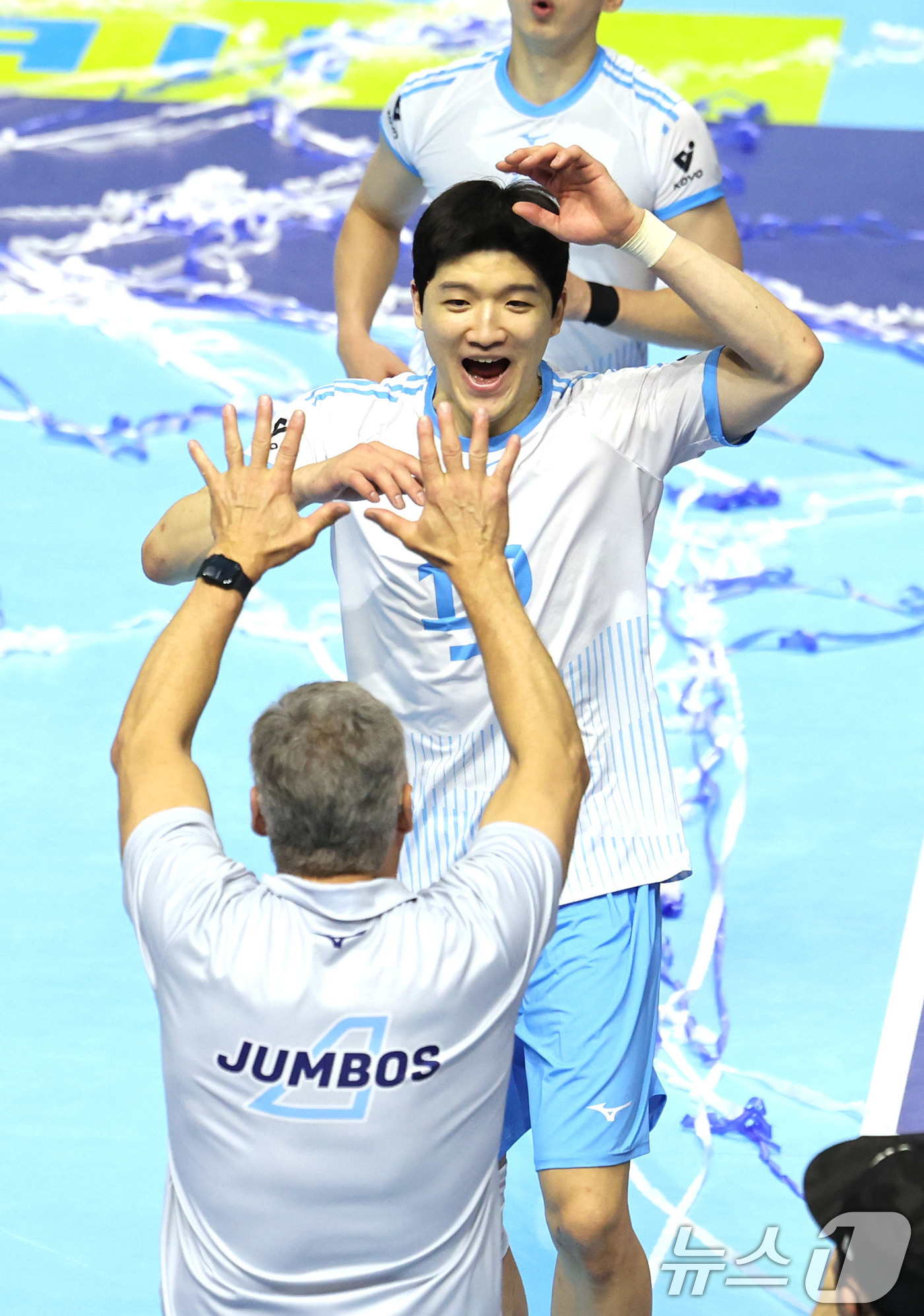 (인천=뉴스1) 박지혜 기자 = 대한항공 정지석이 16일 인천 계양체육관에서 열린 진에어 2025-26 V리그 현대캐피탈과 대한항공의 경기에서 승리를 거둔 뒤 헤난 달 조토 대한항 …