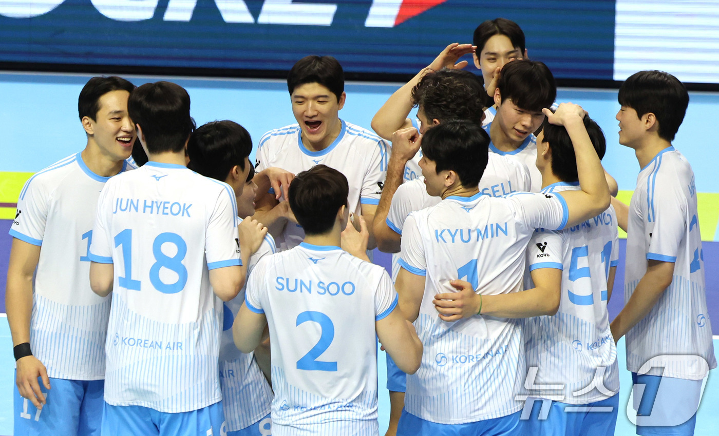 (인천=뉴스1) 박지혜 기자 = 16일 인천 계양체육관에서 열린 진에어 2025-26 V리그 현대캐피탈과 대한항공의 경기에서 승리를 거둔 대한항공 선수들이 기쁨을 만끽하고 있다. …