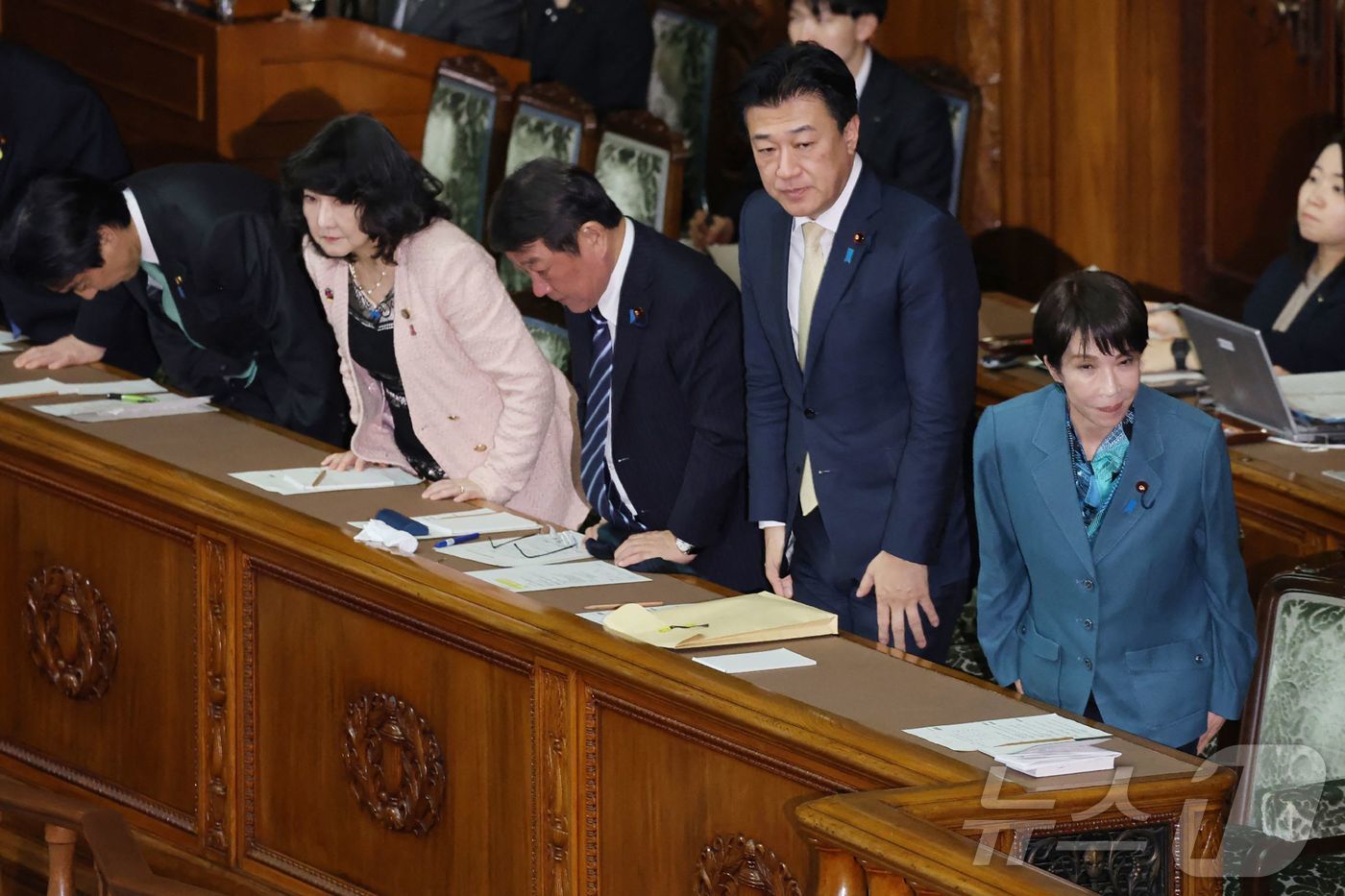 (도쿄 AFP=뉴스1) 이창규 기자 = 2025회계연도 추가경정예산안이 16일 참의원 본회의를 통과한 후 다카이치 사나에와 각료들이 인사하고 있다.ⓒ AFP=뉴스1