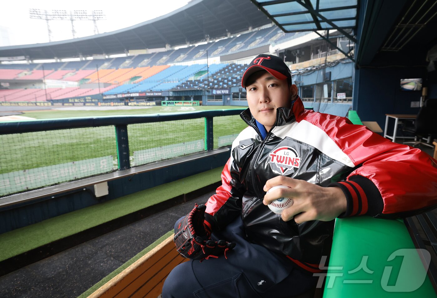 본문 이미지 - LG 트윈스 손주영이 16일 서울 잠실야구장에서 뉴스1과의 인터뷰 전 포즈를 취하고 있다. 2025.12.16/뉴스1 ⓒ News1 권현진 기자