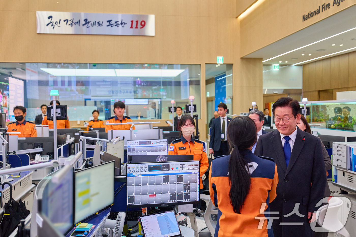 (서울=뉴스1) 허경 기자 = 이재명 대통령이 16일 세종시에서 진행된 부처 업무보고를 마친 뒤 소방청 119 종합상황실을 방문해 근무자들을 격려하고 있다. (대통령실 제공. 재판 …