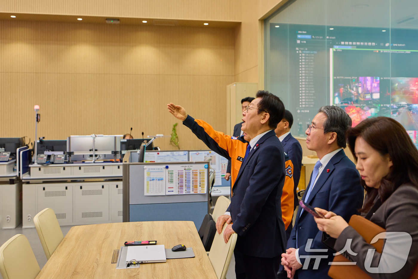 (서울=뉴스1) 허경 기자 = 이재명 대통령이 16일 세종시에서 진행된 부처 업무보고를 마친 뒤 소방청 119 종합상황실을 방문해 시설을 둘러 보고 있다. (대통령실 제공. 재판매 …
