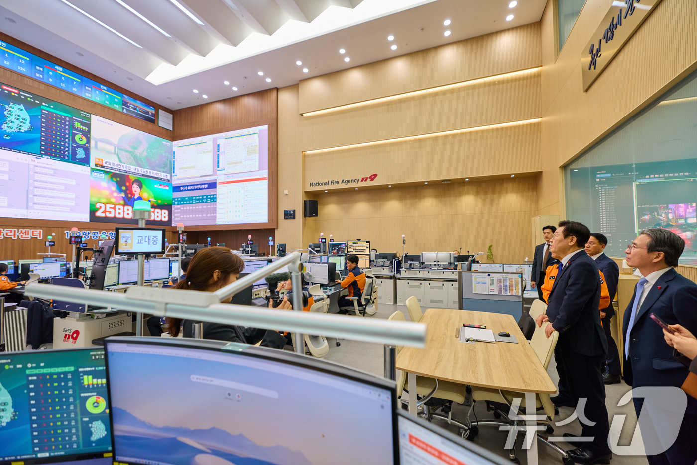 (서울=뉴스1) 허경 기자 = 이재명 대통령이 16일 세종시에서 진행된 부처 업무보고를 마친 뒤 소방청 119 종합상황실을 방문해 시설을 둘러 보고 있다. (대통령실 제공. 재판매 …