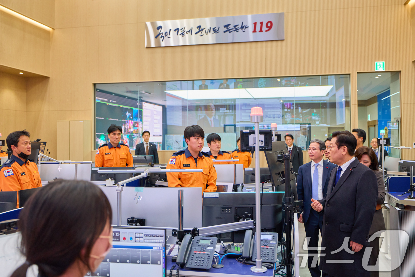 (서울=뉴스1) 허경 기자 = 이재명 대통령이 16일 세종시에서 진행된 부처 업무보고를 마친 뒤 소방청 119 종합상황실을 방문해 근무자들을 격려하고 있다. (대통령실 제공. 재판 …