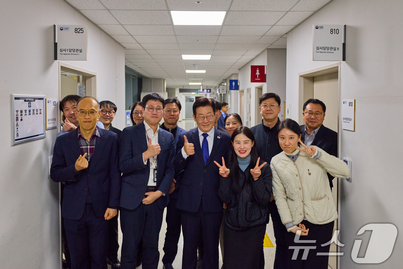 (서울=뉴스1) 허경 기자 = 이재명 대통령이 16일 세종시에서 진행된 부처 업무보고를 마친 뒤 국세청을 방문해 직원들을 기념촬영을 하고 있다. (대통령실 제공. 재판매 및 DB …