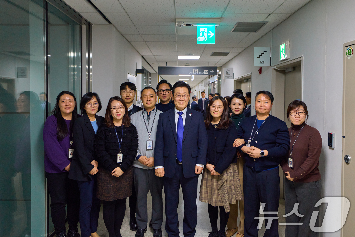 (서울=뉴스1) 허경 기자 = 이재명 대통령이 16일 세종시에서 진행된 부처 업무보고를 마친 뒤 국세청을 방문해 직원들을 기념촬영을 하고 있다. (대통령실 제공. 재판매 및 DB …