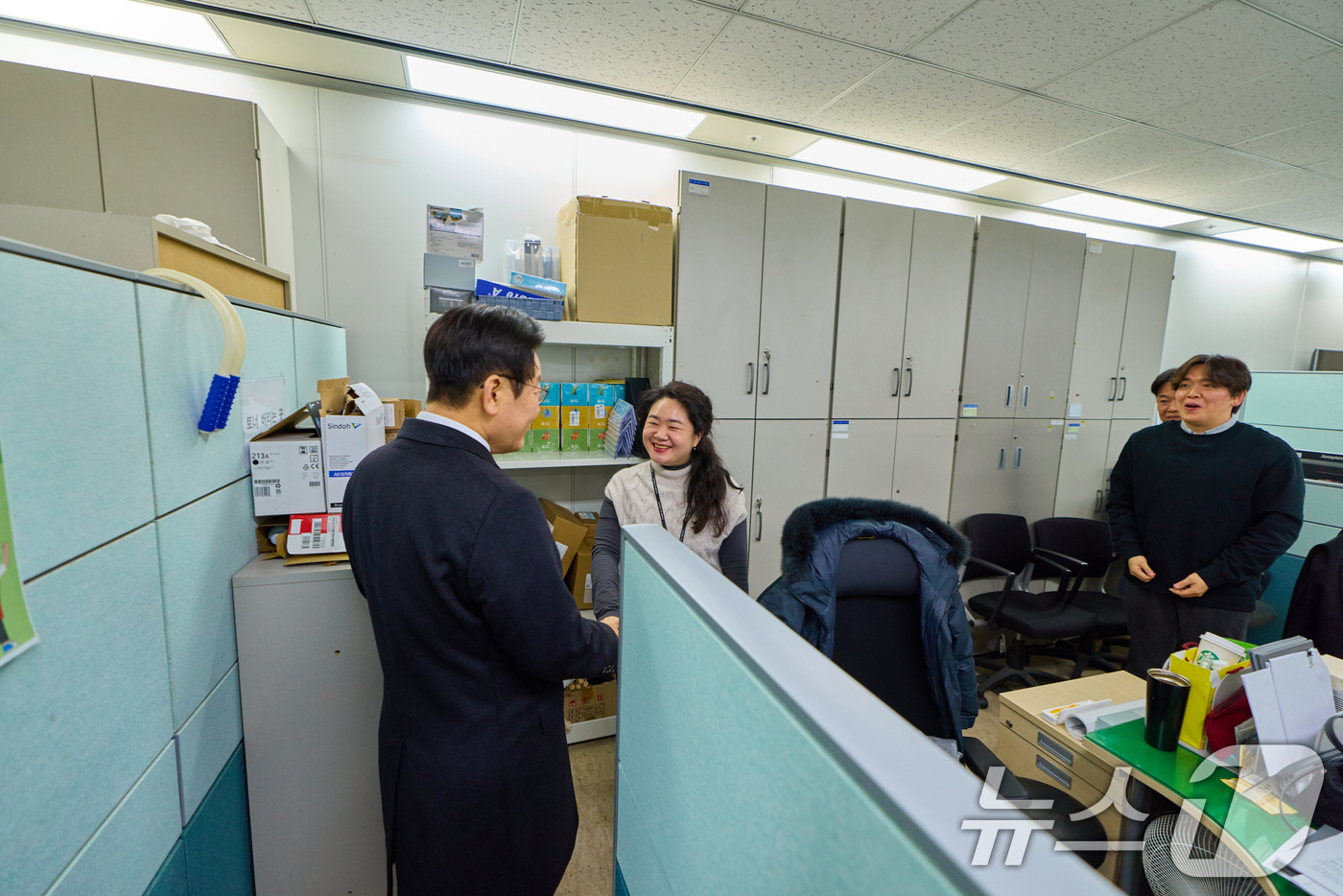 (서울=뉴스1) 허경 기자 = 이재명 대통령이 16일 세종시에서 진행된 부처 업무보고를 마친 뒤 국세청을 방문해 직원들을 격려하고 있다. (대통령실 제공. 재판매 및 DB 금지) …