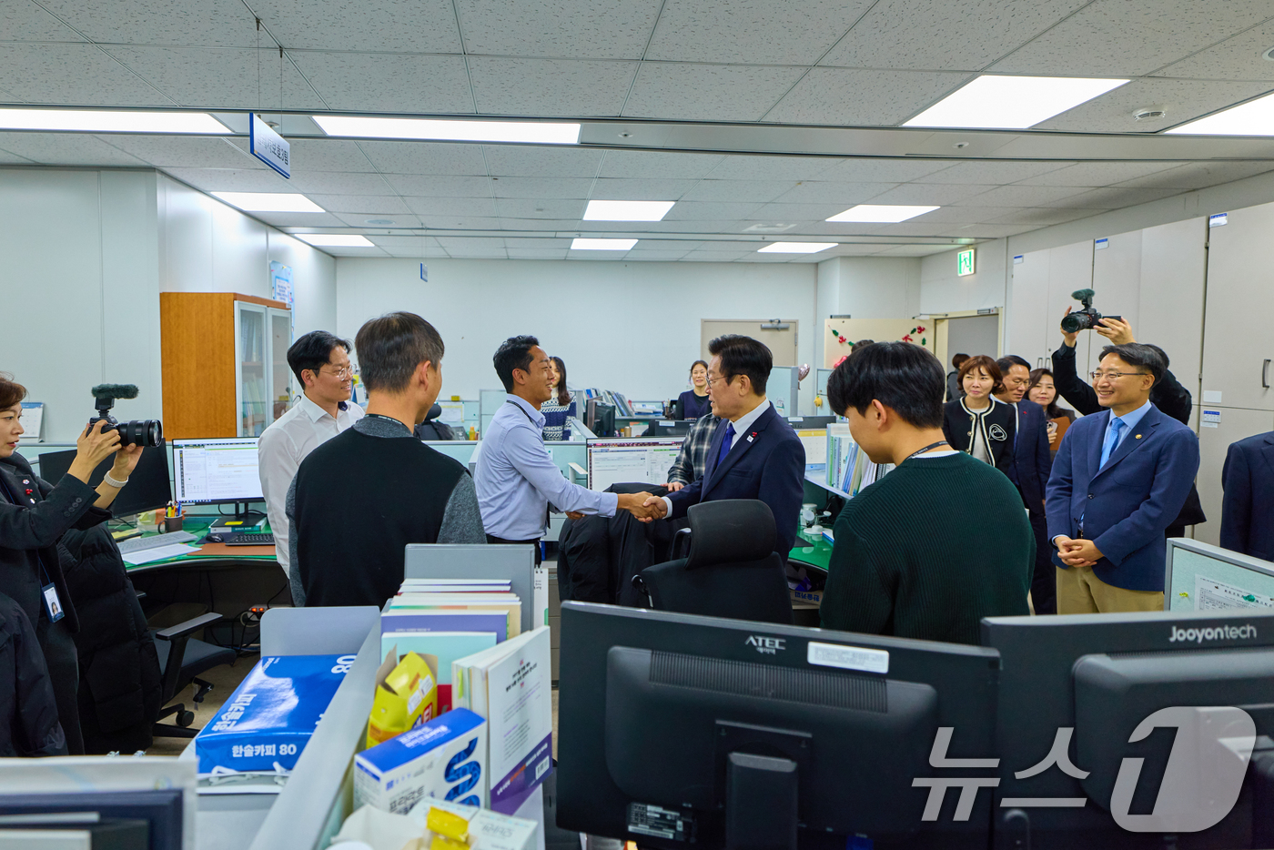 (서울=뉴스1) 허경 기자 = 이재명 대통령이 16일 세종시에서 진행된 부처 업무보고를 마친 뒤 국세청을 방문해 직원들을 격려하고 있다. (대통령실 제공. 재판매 및 DB 금지) …