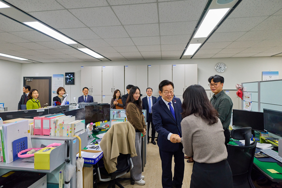 국세청 깜짝 방문한 이재명 대통령