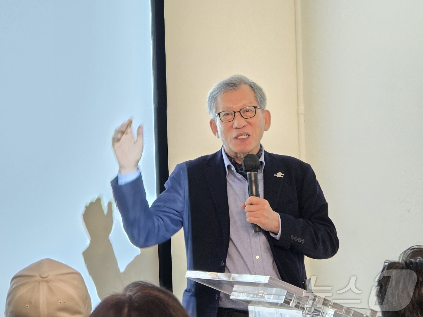 (워싱턴=뉴스1) 류정민 특파원 = 유홍준 국립중앙박물관장이 16일(현지시간) 미국 워싱턴DC 한국문화원에서 한국 고미술사를 주제로 특별강연을 하고 있다. 2025. 12.16.
