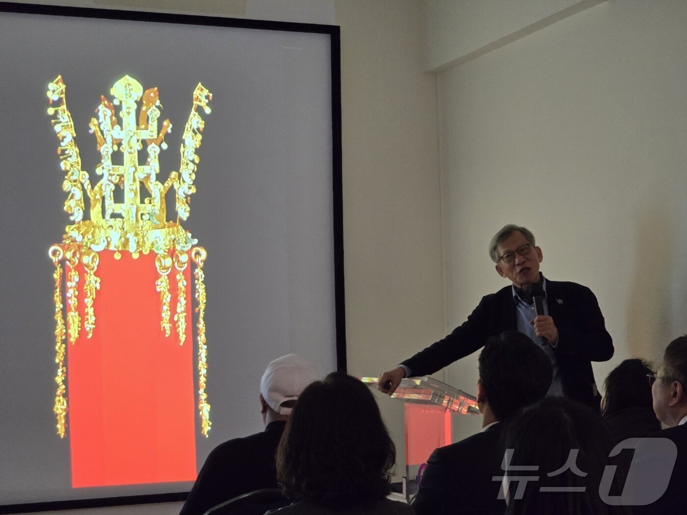 본문 이미지 - 유홍준 국립중앙박물관장이 16일(현지시간) 미국 워싱턴DC 한국문화원에서 한국 고미술사를 주제로 특별강연을 하고 있다. 2025. 12.16. ⓒ News1 류정민 특파원