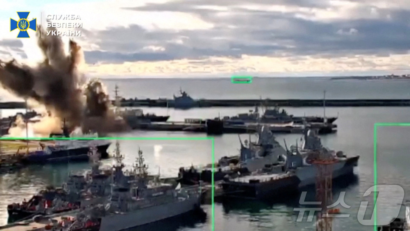 (로이터=뉴스1) 황기선 기자 = 우크라이나 보안국(SBU)은 15일(현지시간) 러시아 노보로시스크 항구에서 우크라이나의 공격 사거리 밖에 정박해 있던 러시아 잠수함을 우크라이나 …