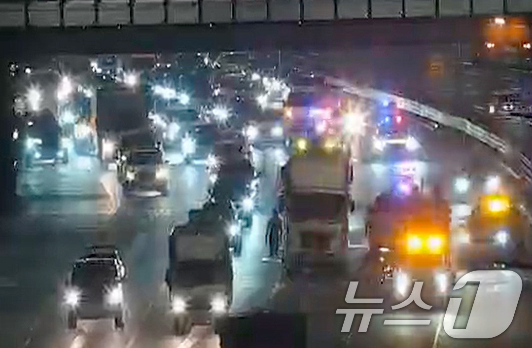 (서울=뉴스1) 장수영 기자 = 17일 오전 5시 50분쯤 서울 강변북로 성수대교 북단 일산방향에서 발생한 교통사고로 3개 차선이 통제돼 출근길 정체가 생기고 있다. (서울시설공단 …