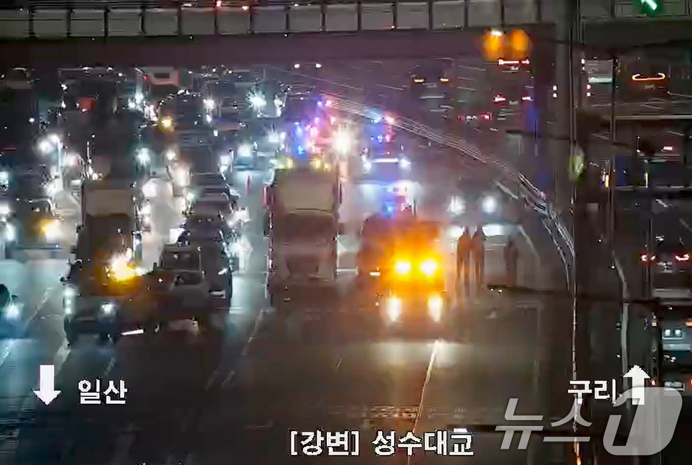 (서울=뉴스1) 장수영 기자 = 17일 오전 5시 50분쯤 서울 강변북로 성수대교 북단 일산방향에서 발생한 교통사고로 3개 차선이 통제돼 출근길 정체가 생기고 있다. (서울시설공단 …