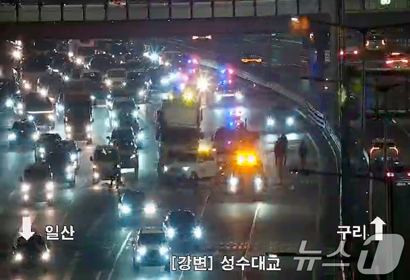 (서울=뉴스1) 장수영 기자 = 17일 오전 5시 50분쯤 서울 강변북로 성수대교 북단 일산방향에서 발생한 교통사고로 3개 차선이 통제돼 출근길 정체가 생기고 있다. (서울시설공단 …