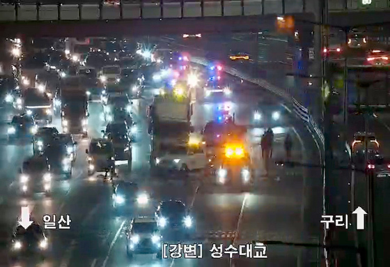 사고로 정체 생기는 강변북로 성수대교 북단
