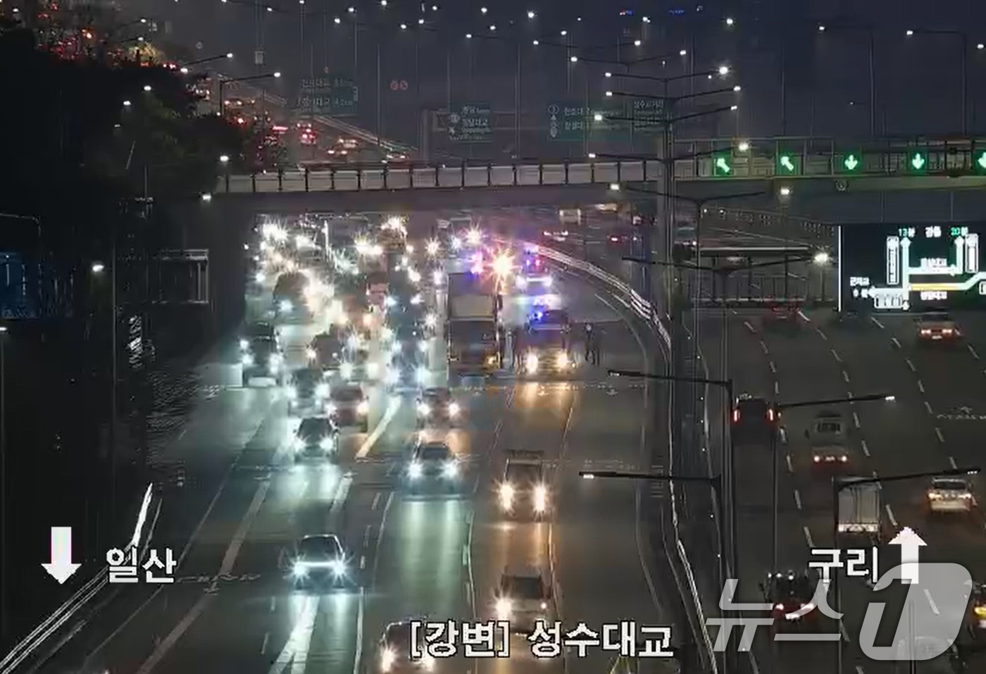 (서울=뉴스1) 장수영 기자 = 17일 오전 5시 50분쯤 서울 강변북로 성수대교 북단 일산방향에서 발생한 교통사고로 3개 차선이 통제돼 출근길 정체가 생기고 있다. (서울시설공단 …