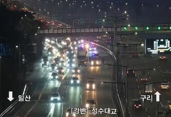 교통사고로 일부 차선 통제된 강변북로 성수대교 북단