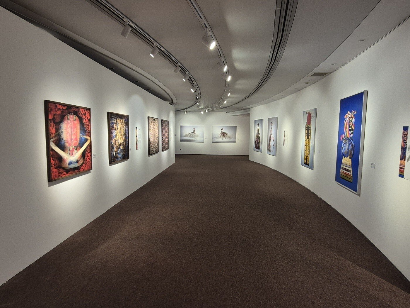 본문 이미지 - '예술입은 한복'전 전시 전 (사비나미술관 제공)