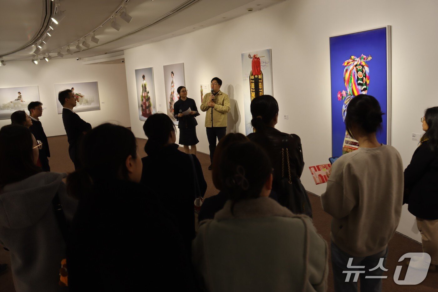 본문 이미지 - 12일 열린 '예술입은 한복'전 개막식 (사비나미술관 제공)